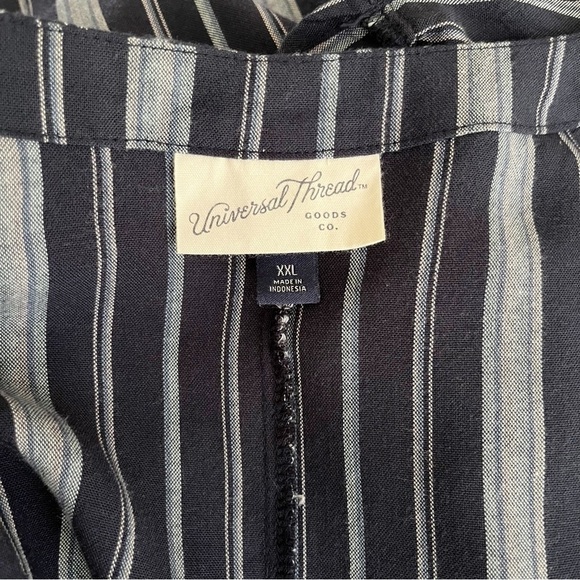 Universal Thread Tie Front Top Women’s Size XXL Blue Gray Striped Buttons V-Neck - Picture 6 of 7